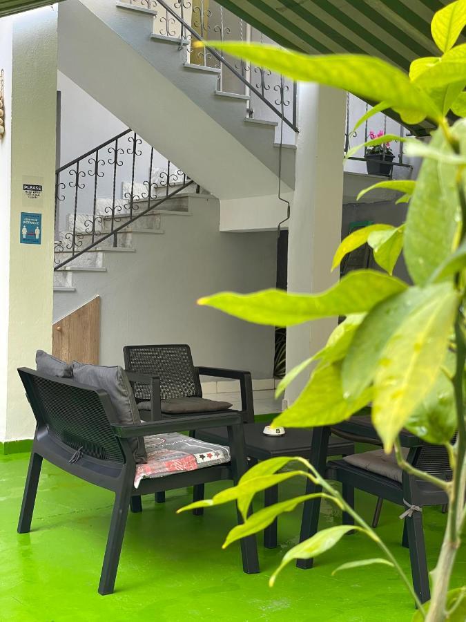 Me & You Hostel Тирана Екстер'єр фото