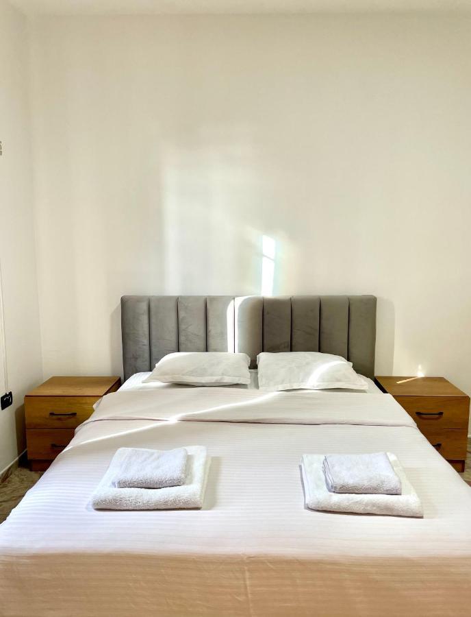 Me & You Hostel Тирана Екстер'єр фото
