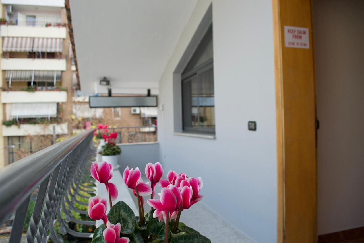 Me & You Hostel Тирана Екстер'єр фото