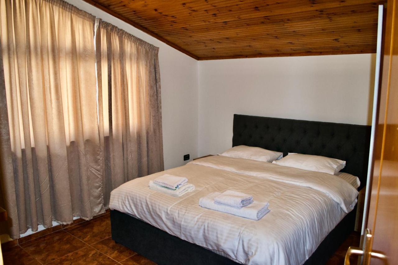 Me & You Hostel Тирана Екстер'єр фото
