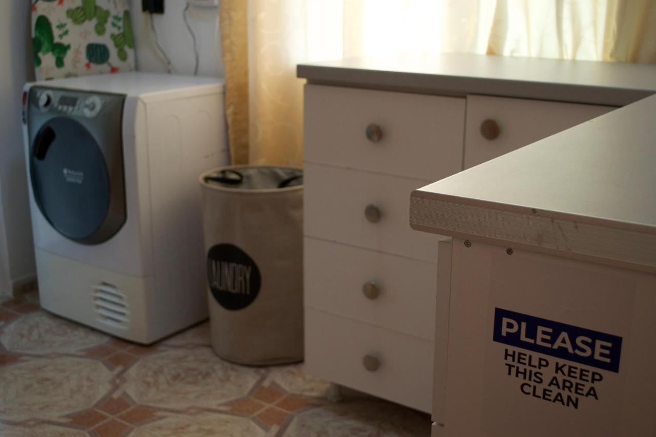 Me & You Hostel Тирана Екстер'єр фото