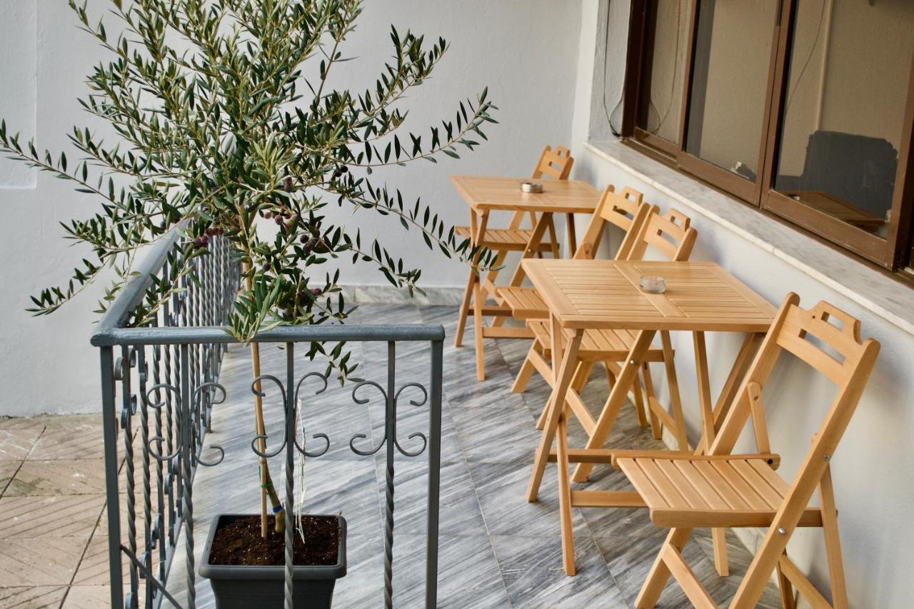 Me & You Hostel Тирана Екстер'єр фото