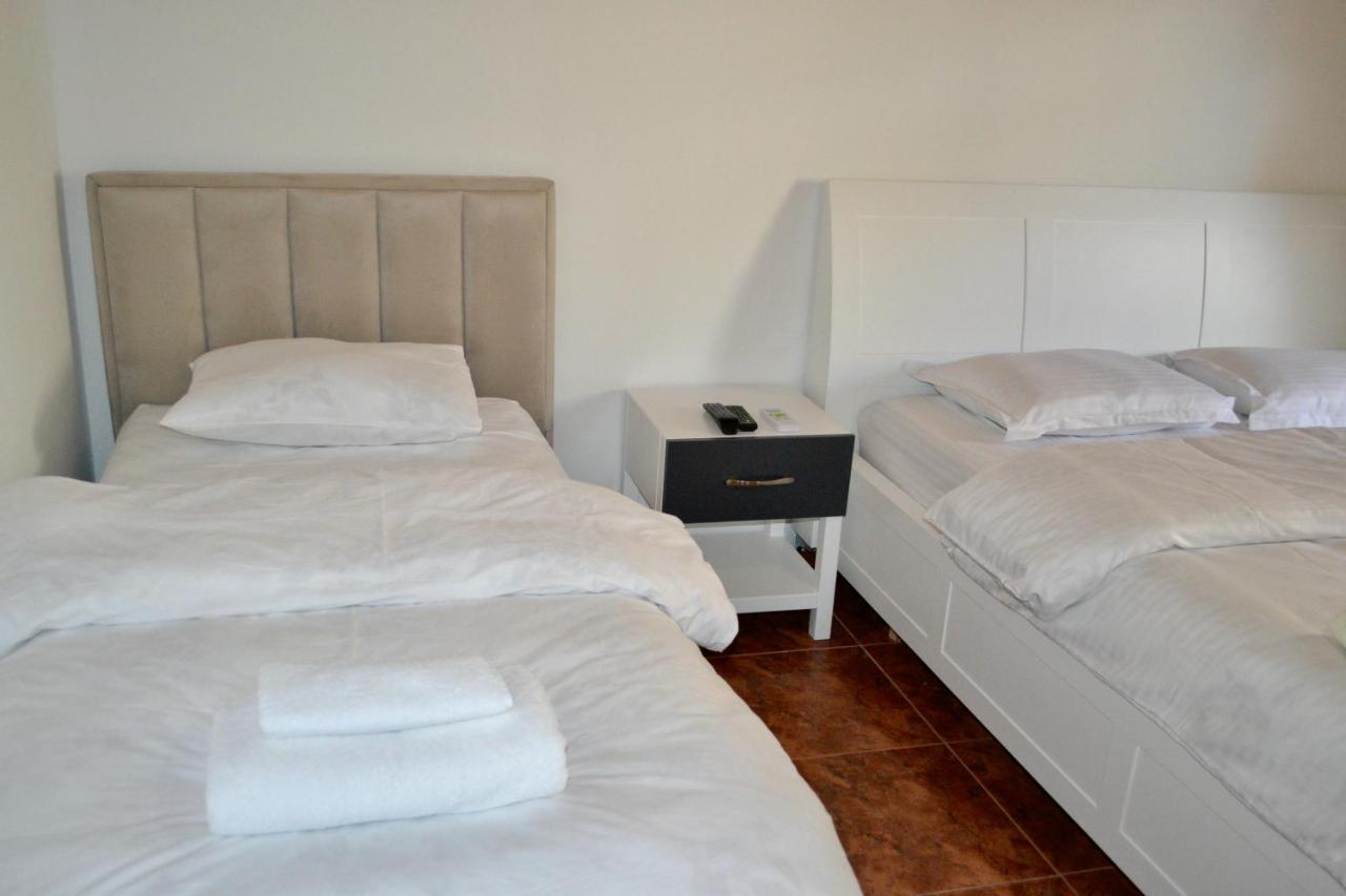 Me & You Hostel Тирана Екстер'єр фото