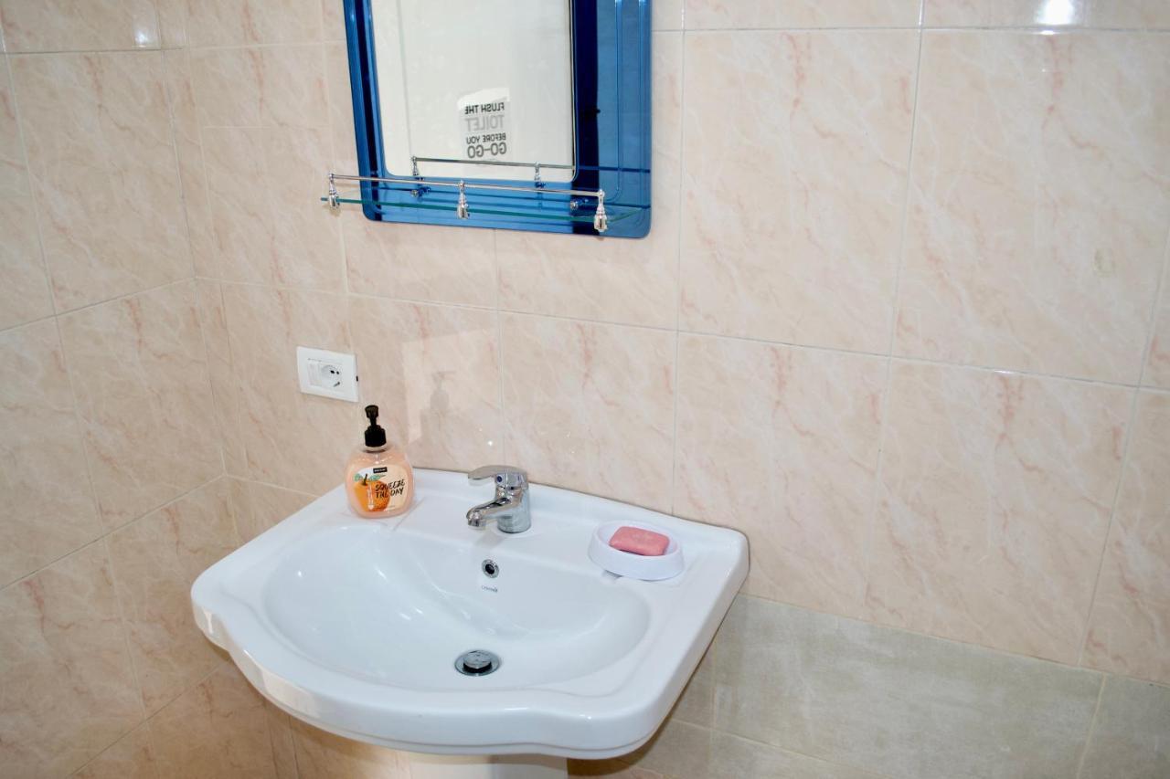 Me & You Hostel Тирана Екстер'єр фото
