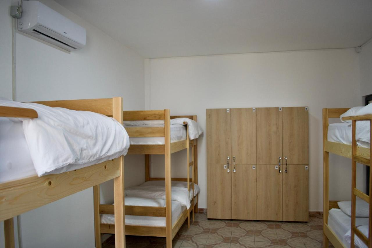 Me & You Hostel Тирана Екстер'єр фото