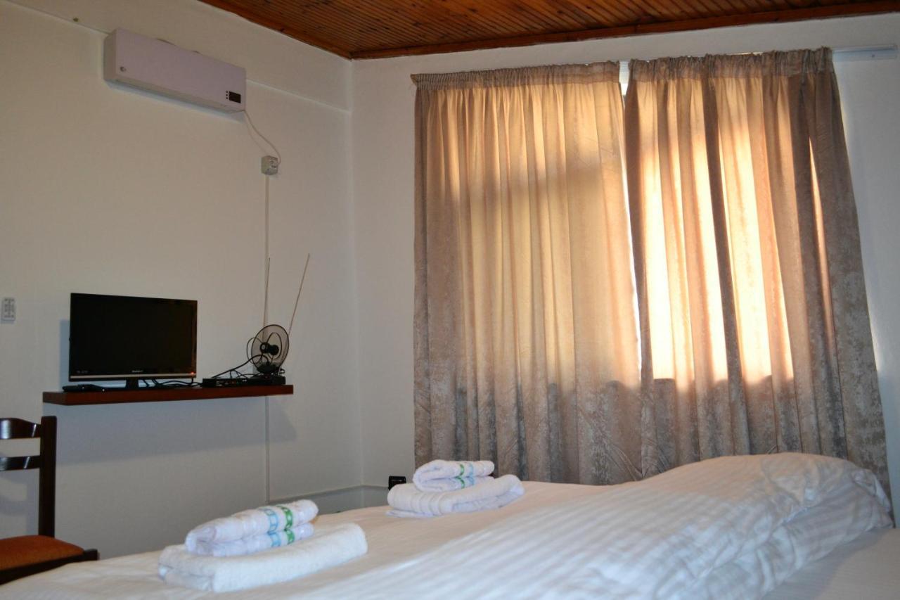 Me & You Hostel Тирана Екстер'єр фото