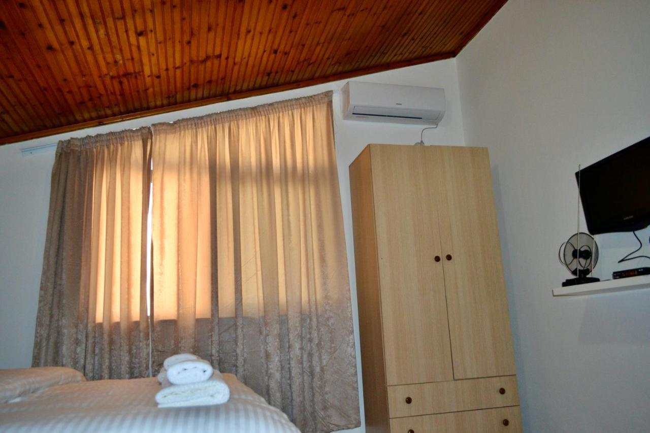 Me & You Hostel Тирана Екстер'єр фото