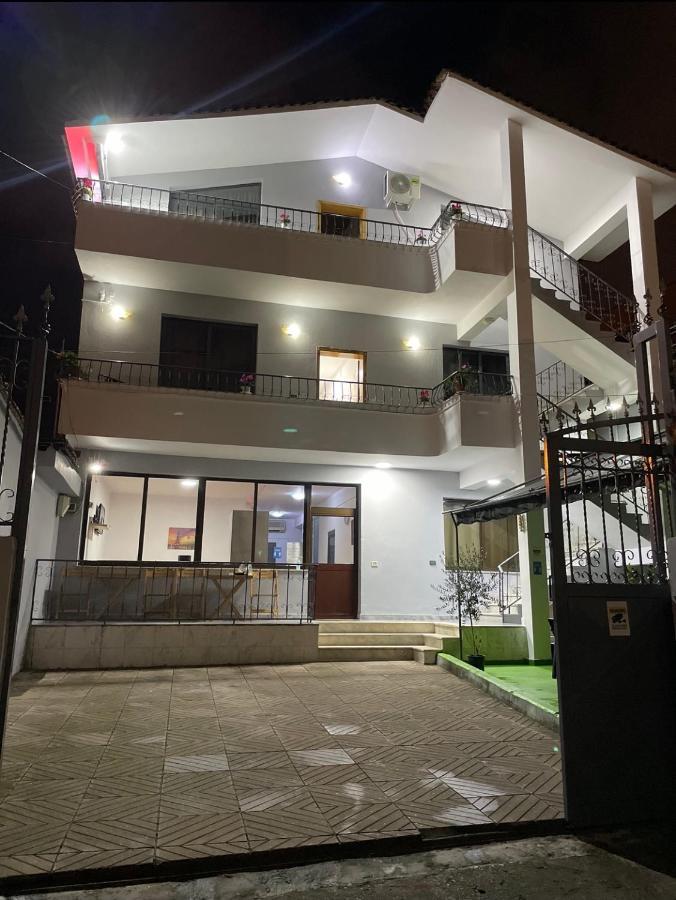 Me & You Hostel Тирана Екстер'єр фото