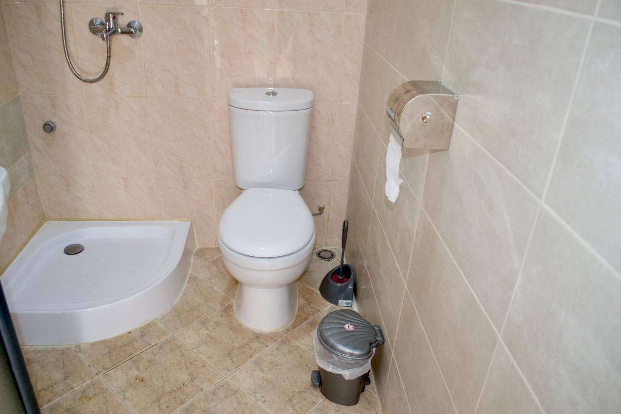 Me & You Hostel Тирана Екстер'єр фото