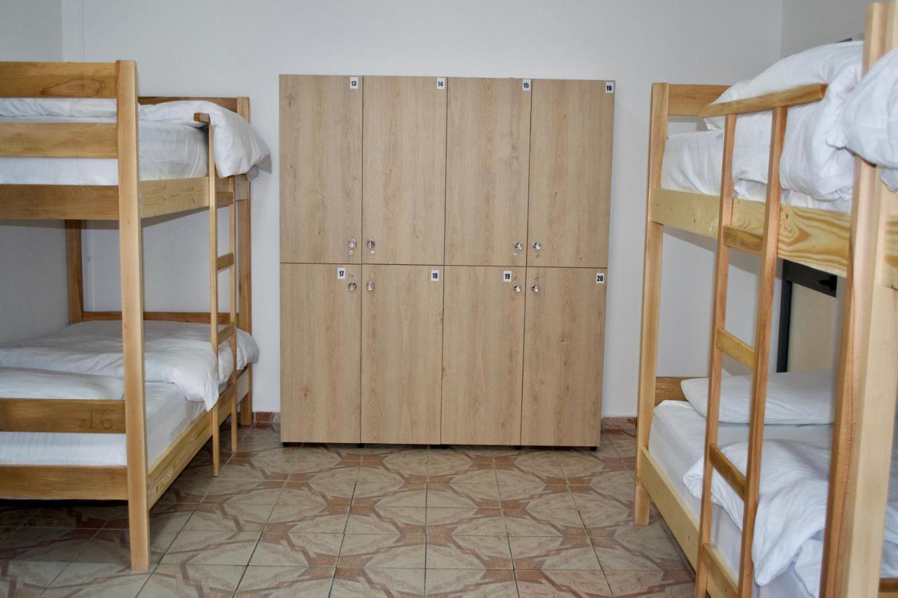 Me & You Hostel Тирана Екстер'єр фото