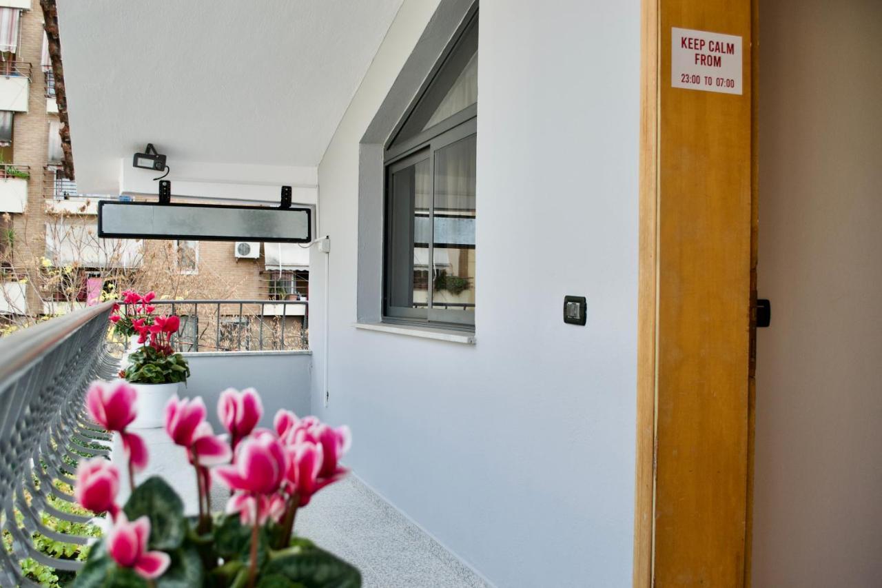 Me & You Hostel Тирана Екстер'єр фото