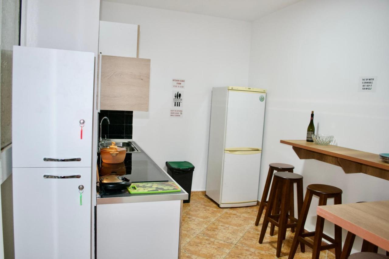 Me & You Hostel Тирана Екстер'єр фото
