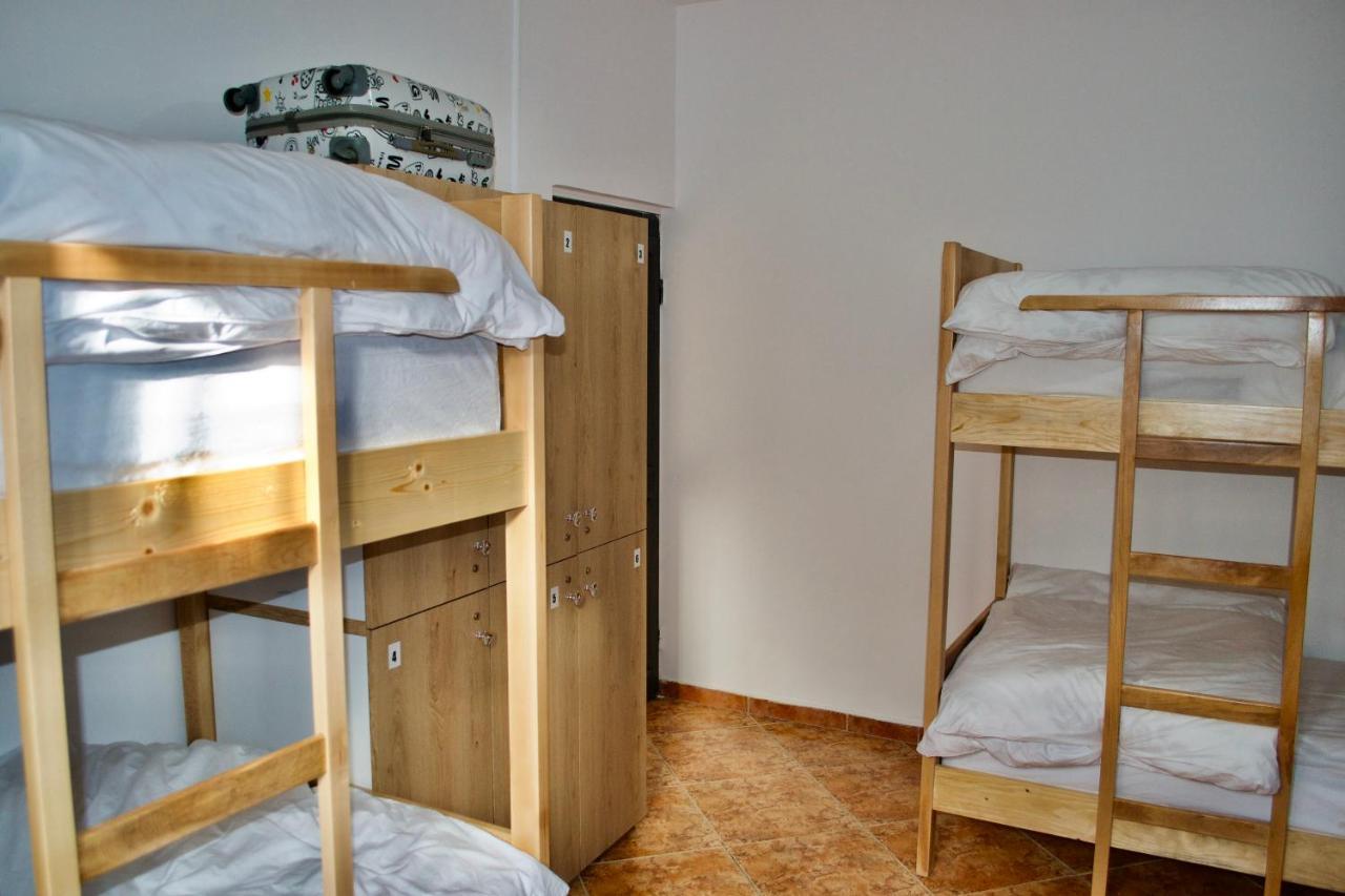 Me & You Hostel Тирана Екстер'єр фото