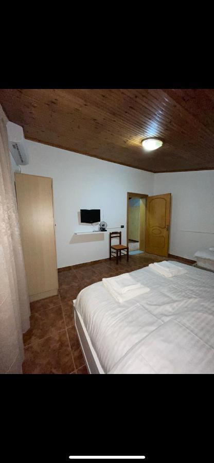 Me & You Hostel Тирана Екстер'єр фото
