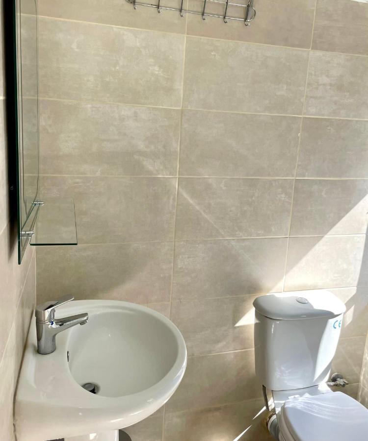 Me & You Hostel Тирана Екстер'єр фото
