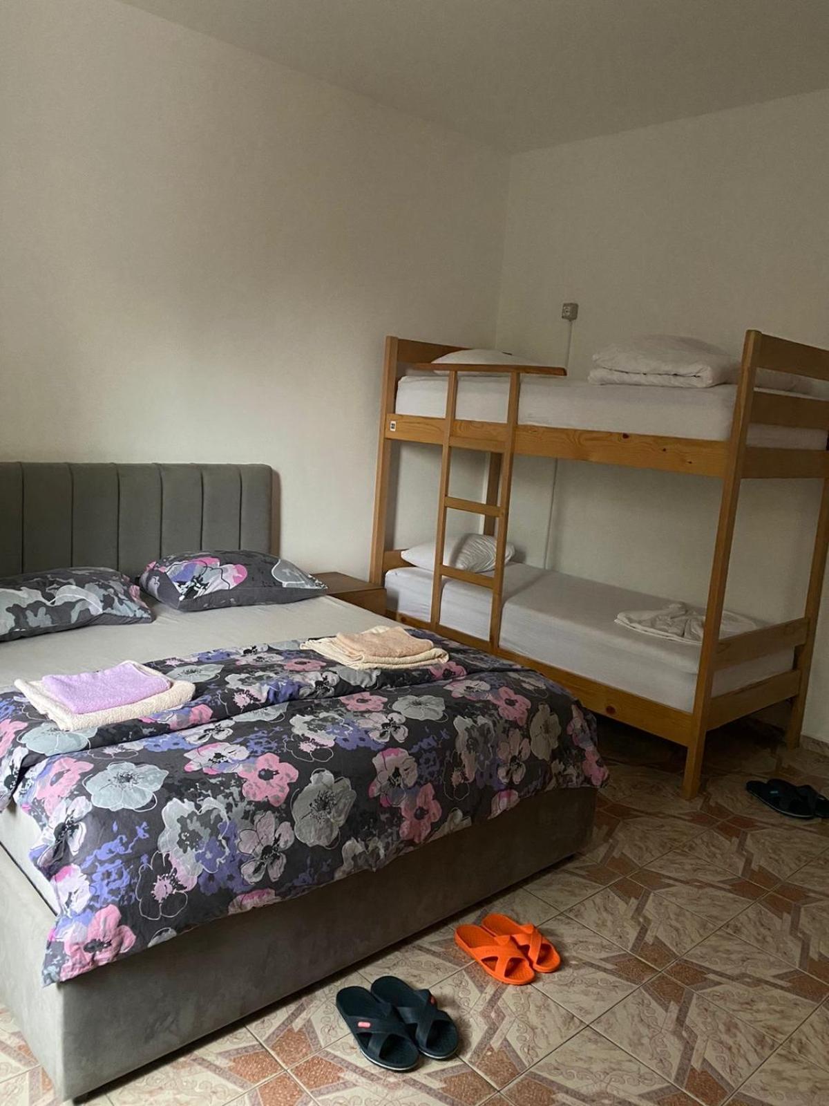 Me & You Hostel Тирана Екстер'єр фото