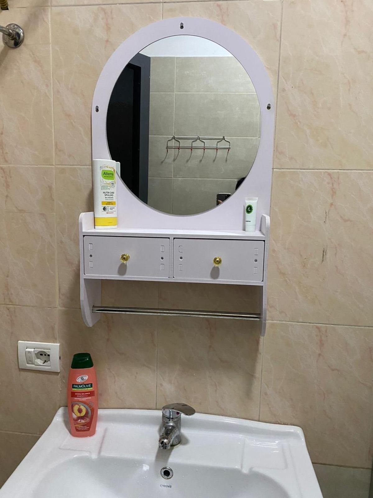 Me & You Hostel Тирана Екстер'єр фото