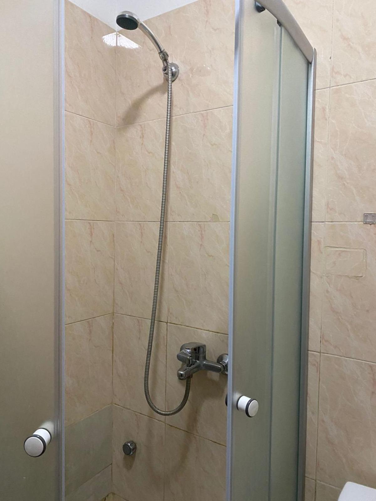 Me & You Hostel Тирана Екстер'єр фото